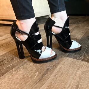 Fendi Elegant Black and Cream Heels